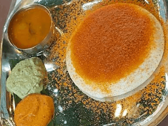 Soft steamed idli with sambar and coconut chutney